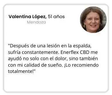 Valentina López de 51 años sonriendo mientras sostiene producto Enerflex CBD para alivio de dolor de espalda